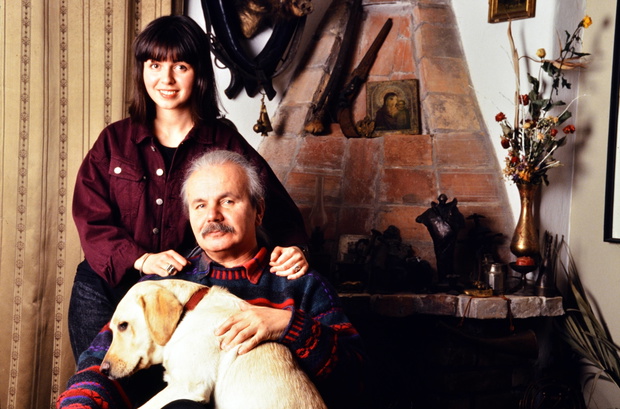1992. Marek Kotanski ze swoja corka w domu.