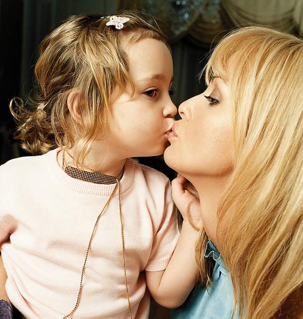 izabella-scorupco-z-corka-viva-luty-2001-319977-GALLERY600-5da7f50