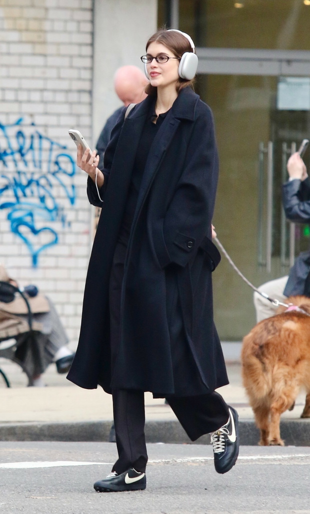 Kaia Gerber w s?uchawkach