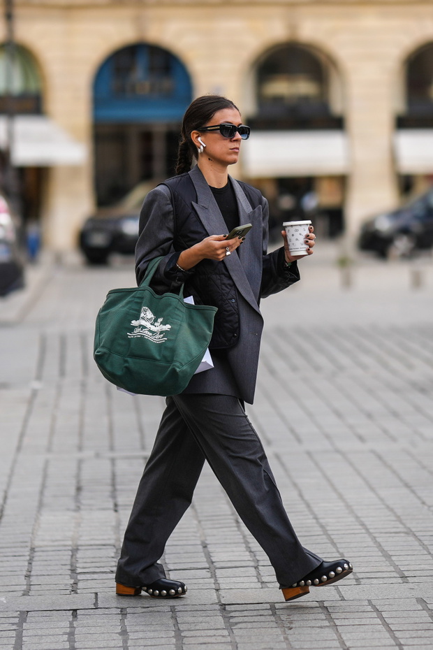 Street Style - Paris Fashion Week - Womenswear Spring/Summer 2023 : Day Four