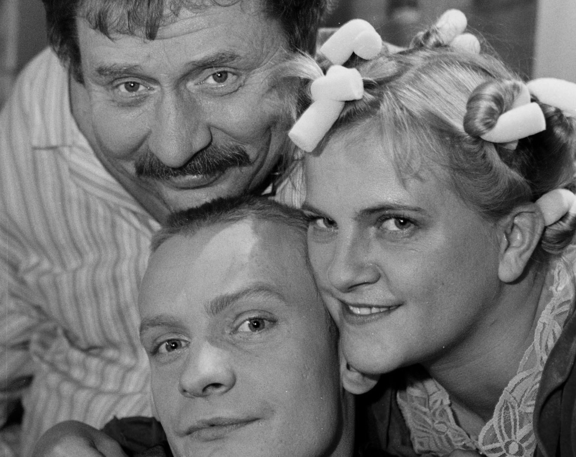Andrzej Grabowski, Bartosz Żukowski, Marzena Kipiel-Sztuka, plan serialu „Świat według Kiepskich”, 27.11.2000 rok