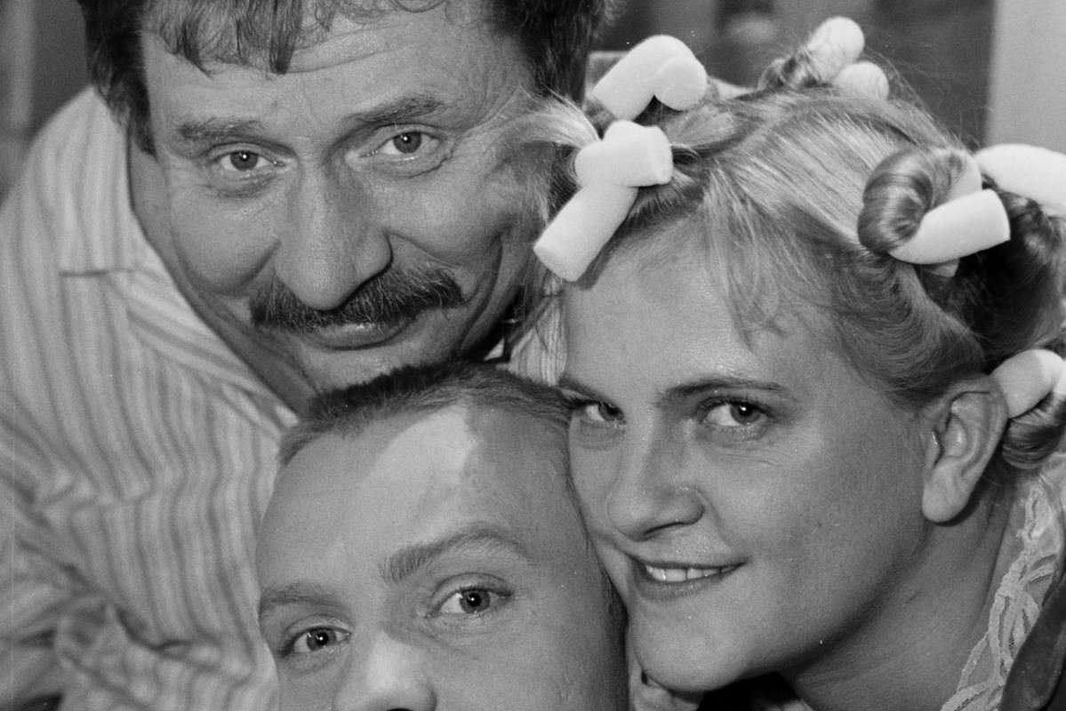 Andrzej Grabowski, Bartosz Żukowski, Marzena Kipiel-Sztuka, plan serialu „Świat według Kiepskich”, 27.11.2000 rok