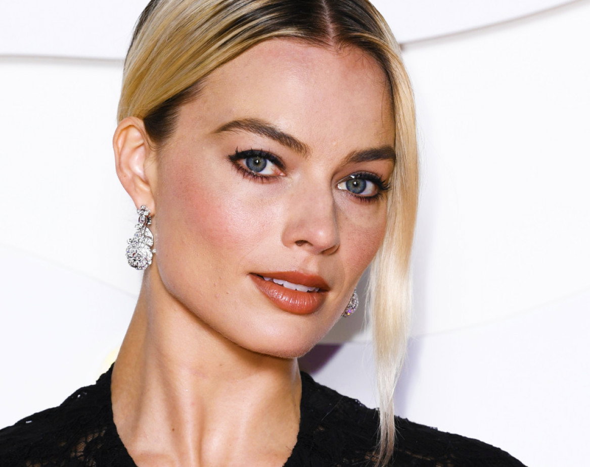 margot robbie z butelką chanel za 22 tys złotych