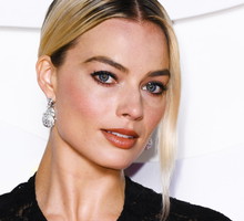 margot robbie z butelką chanel za 22 tys złotych
