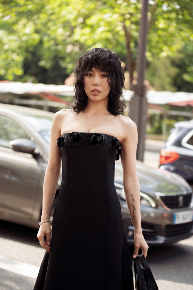 Street Style - Paris Fashion Week - Haute Couture Fall/Winter 2024/2025 - Day Two