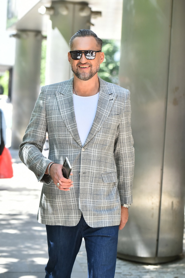 Marcin Prokop w eleganckiej stylizacji