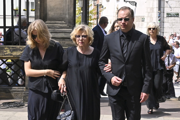 scena z: Marianna Stuhr, Barbara Stuhr, Maciej Stuhr, fot. AKPA