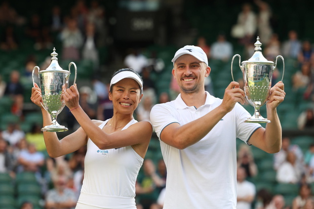 Su-Wei Hsieh und Jan Zielinski mit Pokal, Trophäe, Mixed Doubles, Siegerehrung, Praesentation Tennis - Wimbledon 2024 -