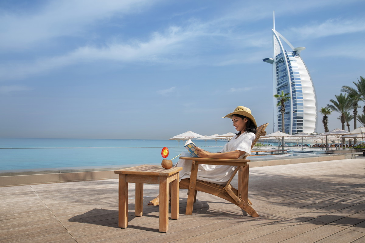 Kobieta na tle Burdż al-Arab w Dubaju