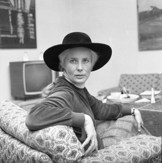 Warszawa, 05.1977 rok. Agnieszka Osiecka w swoim mieszkaniu na Saskiej Kępie.