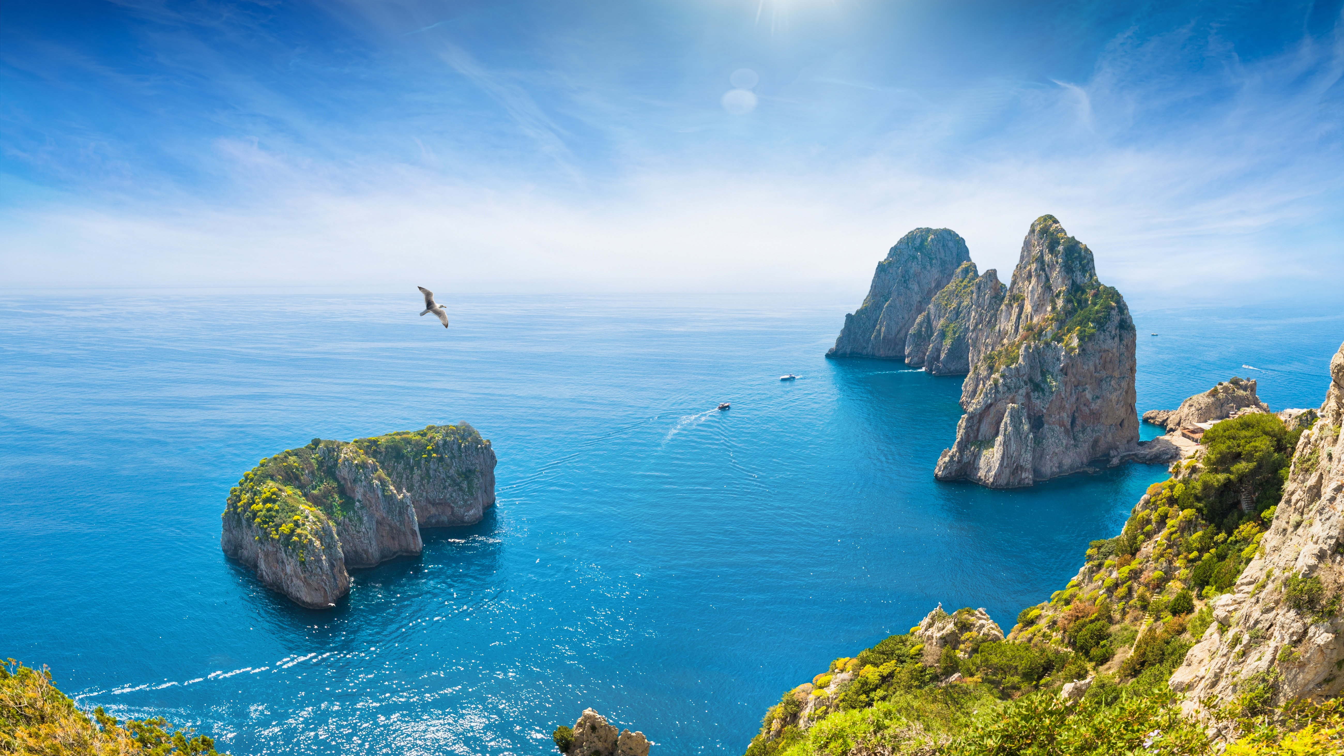 Skały Faraglioni u wybrzeży Capri.