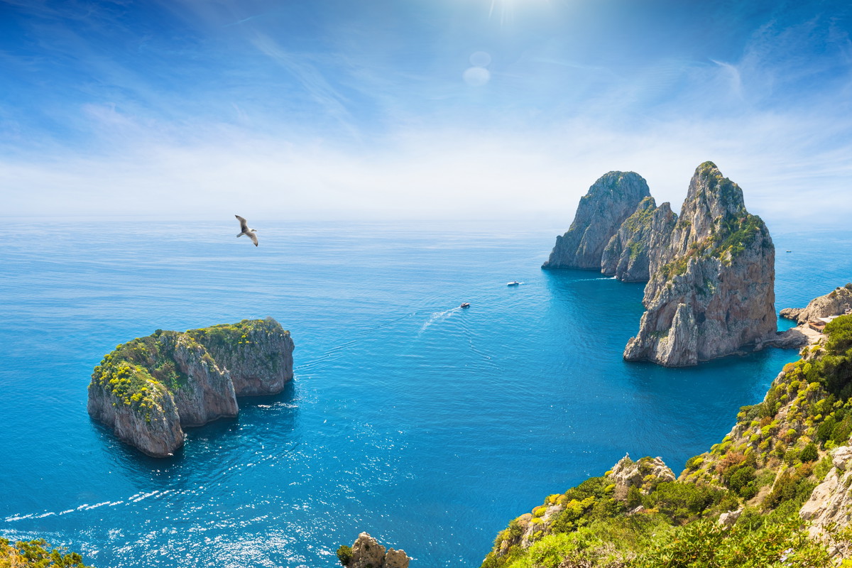 Skały Faraglioni u wybrzeży Capri.