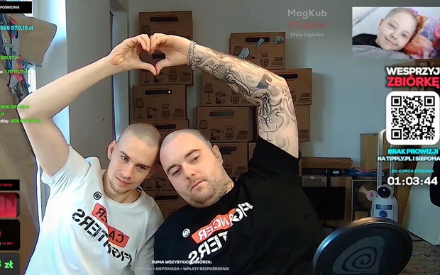 Influencer Piotr „Łatwogang” Garkowski i raper Bedoes 2115 podczas zbiórki na fundację Cancer Fighters
