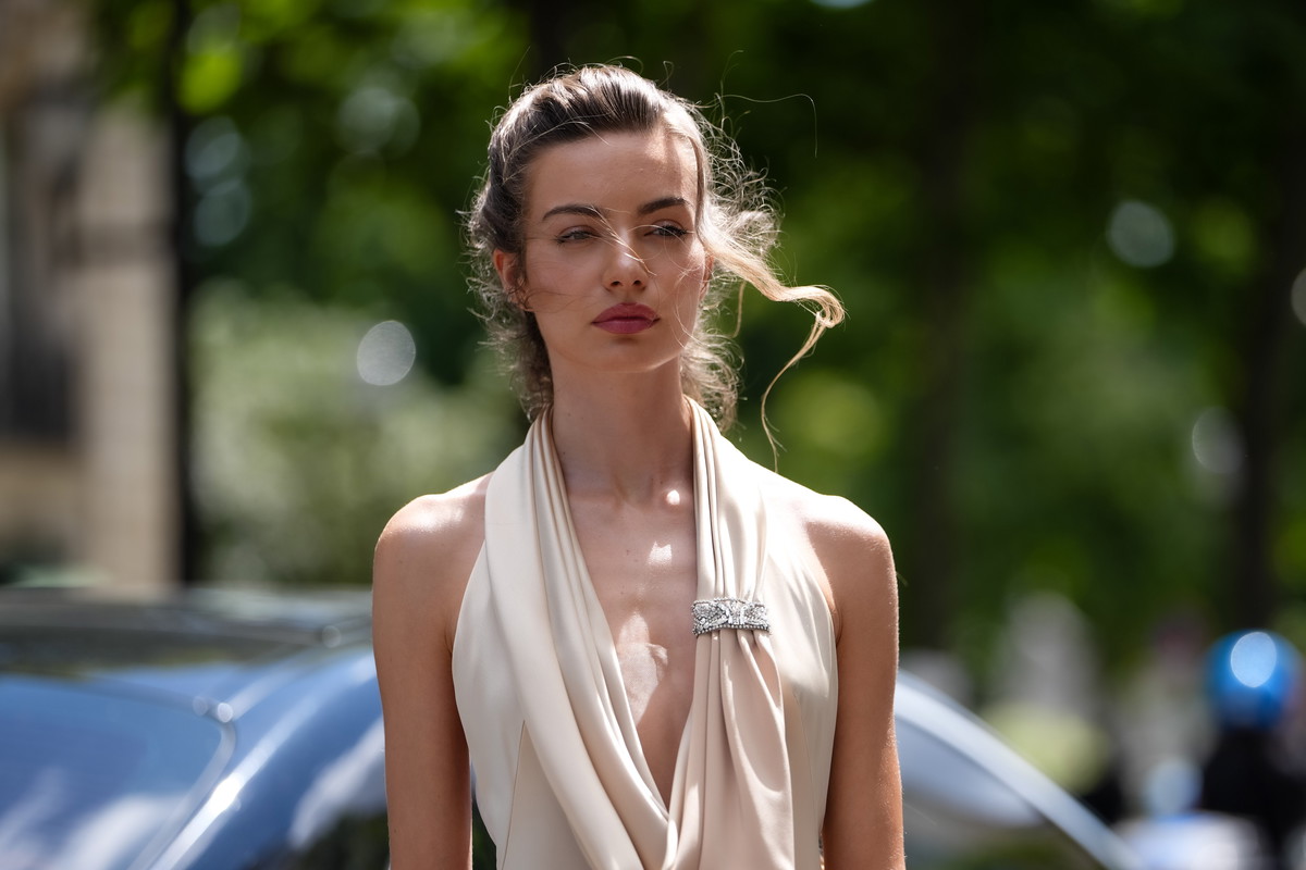 Street Style - Paris Fashion Week - Haute Couture Fall/Winter 2025/2026 - Day Two
