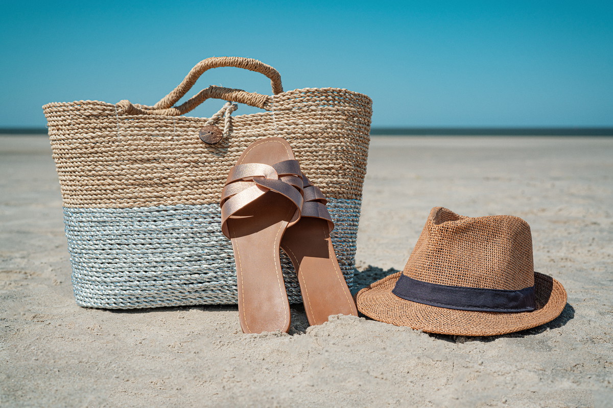 Torba z rafii i kapelusze na plaży