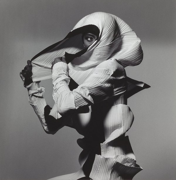 issey-miyake-fashion-white-and-black-new-york-1990-307148-GALLERY600-ed8f74c