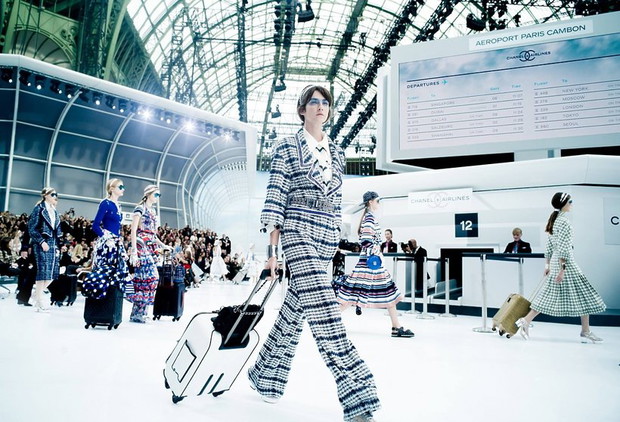 modelki-na-pokazie-chanel-ss-2016-334443-GALLERYBIG-4d54887