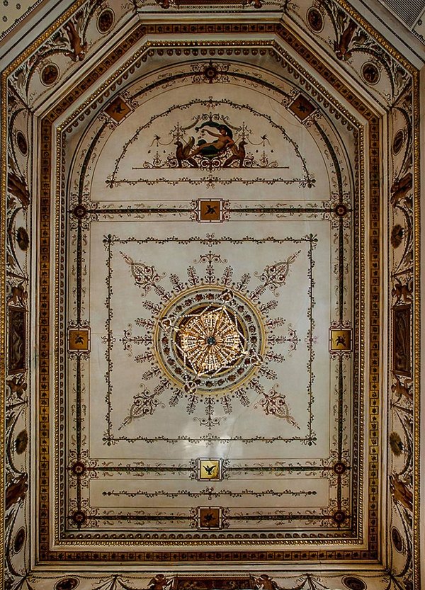 sufit-w-jednym-z-pokoi-hotelu-ritz-315467-GALLERY600-6231c87