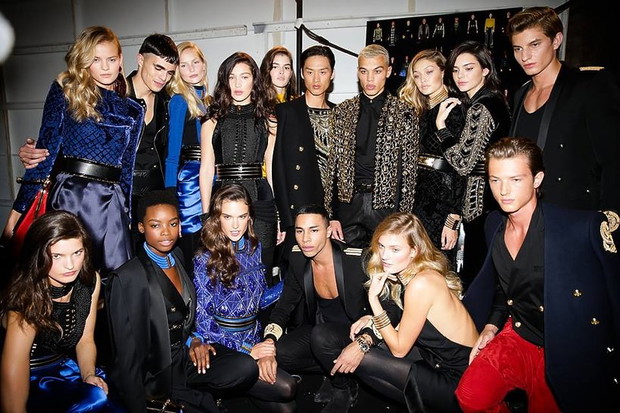 projektant-z-modelkami-po-pokazie-balmain-x-hm-316564-GALLERYBIG-7a8763d