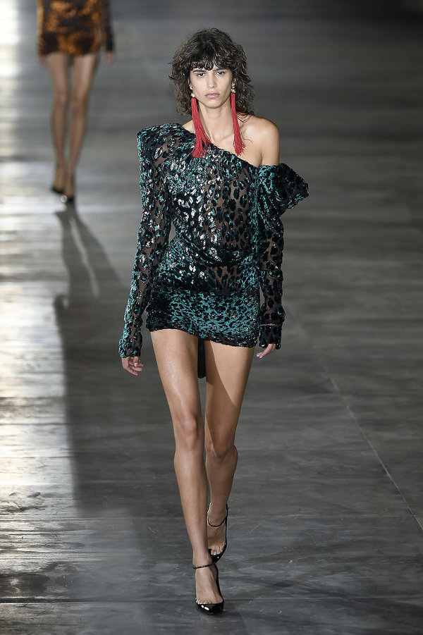 kolekcja-anthony-vaccarello-dla-saint-laurent-380160-GALLERY600-ca46e94