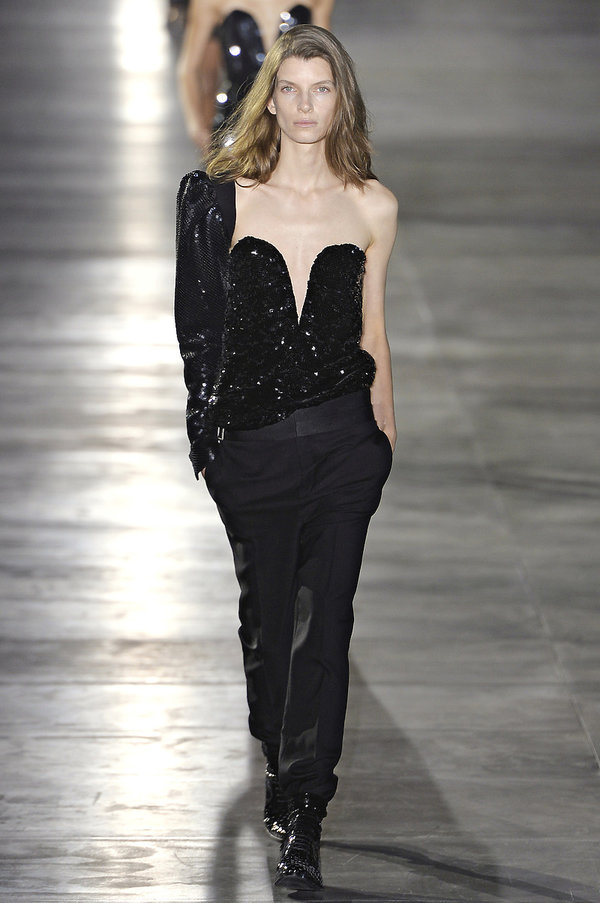 kolekcja-anthony-vaccarello-dla-saint-laurent-380166-GALLERY600-6941e0a