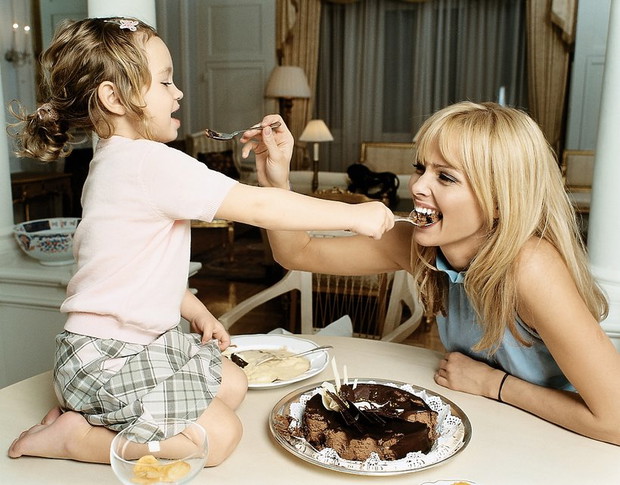 izabella-scorupco-z-corka-viva-luty-2001-319978-GALLERYBIG-6aaeb60