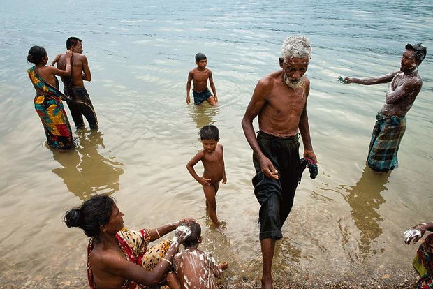 viva-photo-awards-2015-joanna-mrowka-cykl-zdjec-z-bangladeszu-321993-GALLERYBIG-66881a7