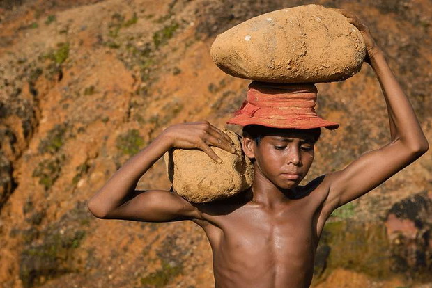 viva-photo-awards-2015-joanna-mrowka-cykl-zdjec-z-bangladeszu-321994-GALLERYBIG-d548240