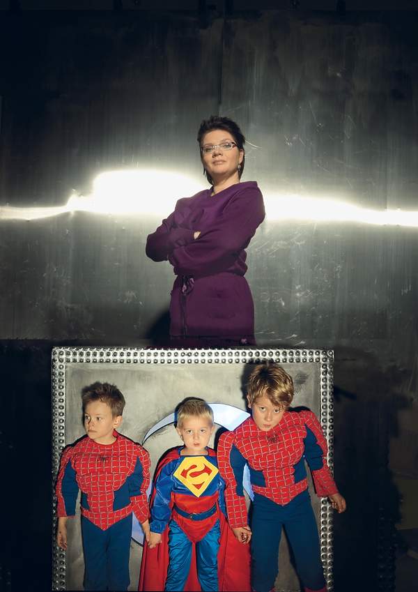 dorota-zawadzka-super-niania-w-fioletowej-bluzce-pozuje-z-3-dziecmi-w-strojach-superbohaterow-w-vivie-w-2006-roku-324678-GALLERY600-42e8faa