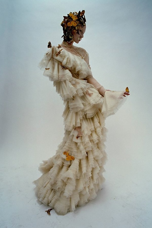 tim-walker-dark-angel-a-tribute-to-alexander-mcqueen-2015-326808-GALLERY600-3287c1c