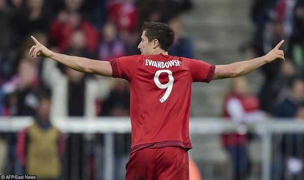 robert-lewandowski-cieszy-sie-po-zdobytym-golu-306759-GALLERYBIG-f557de5
