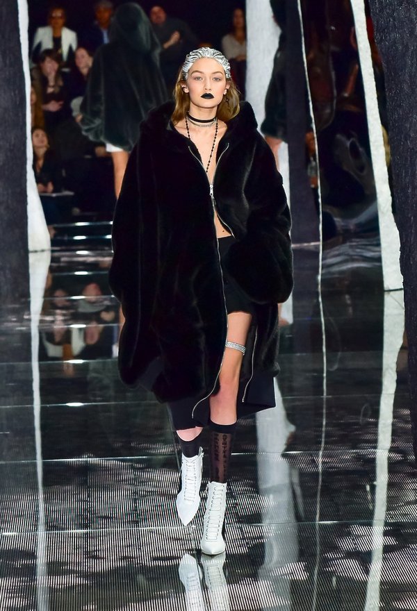 gigi-hadid-na-pokazie-w-czarnej-bluzie-338962-GALLERY600-828e4fe