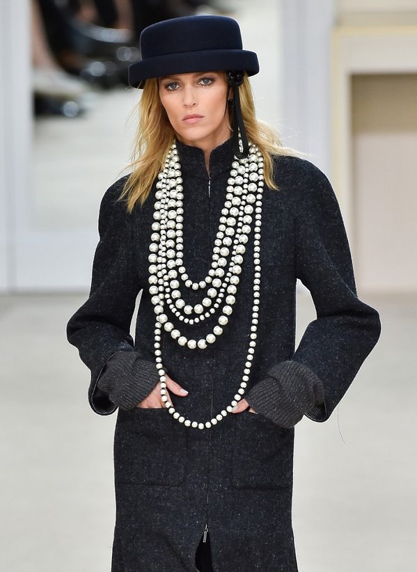 anja-rubik-na-pokazie-chanel-na-jesienzime-201617-342390-GALLERY600-00653b3