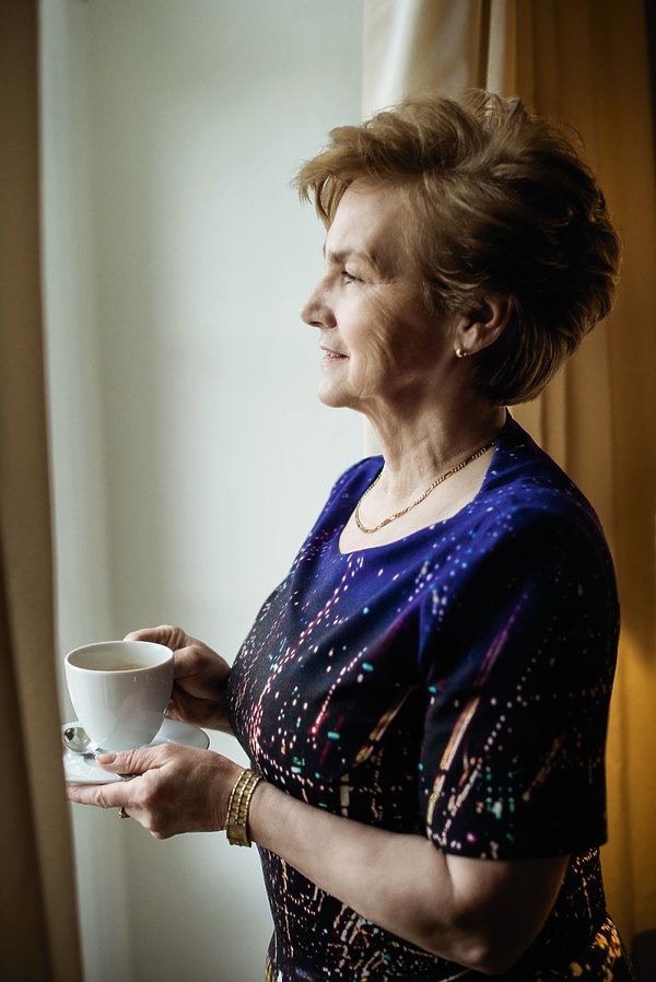 danuta-walesa-portret-przy-oknie-340014-GALLERY600-7ebc68f