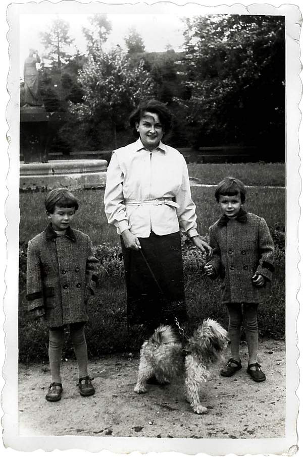 lech-i-jaroslaw-kaczynscy-w-wieku-5-lat-z-matka-jadwiga-kaczynska-317480-GALLERY600-5912964