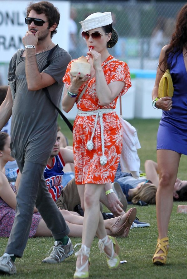 dita-von-teese-na-coachella-festival-2011-349159-GALLERY600-a08c50c