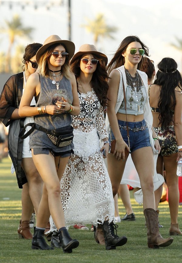 selena-gomez-kendall-jenner-kylie-jenner-na-coachella-festival-2014-349169-GALLERY600-a91ca54