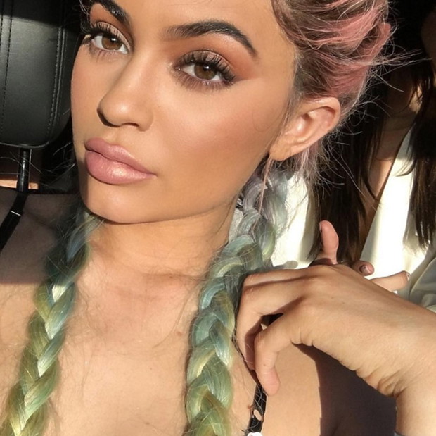 kylie-jenner-w-teczowych-warkoczach-350780-GALLERYBIG-b193c00