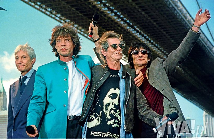 The Rolling Stones w składzie: Charlie Watts, Mick Jagger, Keith Richards i Ronnie Wood na moście Brooklyńskim w Nowym Jorku, podczas gigantycznej trasy koncertowej – „Bridges to Babylon” w 1998 roku