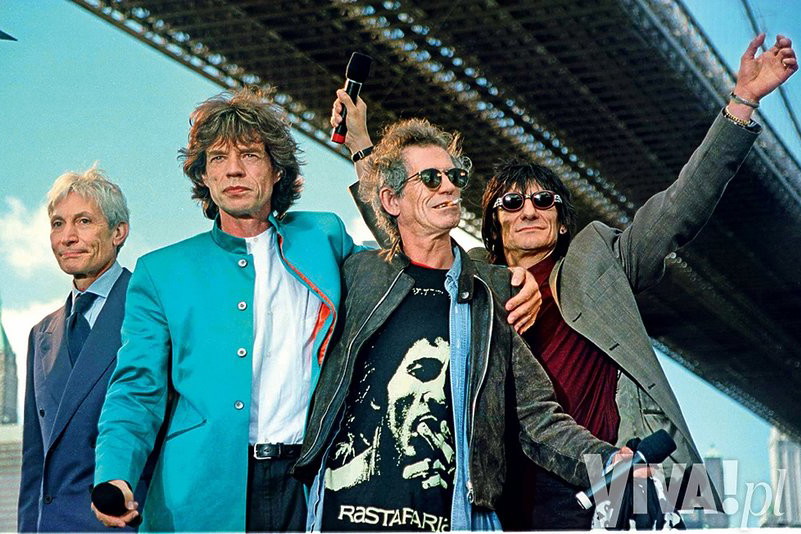 The Rolling Stones w składzie: Charlie Watts, Mick Jagger, Keith Richards i Ronnie Wood na moście Brooklyńskim w Nowym Jorku, podczas gigantycznej trasy koncertowej – „Bridges to Babylon” w 1998 roku