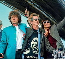 The Rolling Stones w składzie: Charlie Watts, Mick Jagger, Keith Richards i Ronnie Wood na moście Brooklyńskim w Nowym Jorku, podczas gigantycznej trasy koncertowej – „Bridges to Babylon” w 1998 roku