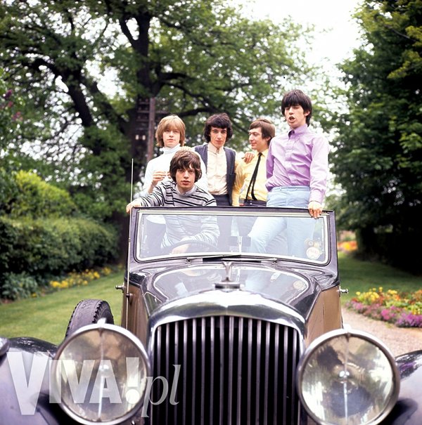 brian-jones-mick-jagger-bill-wyman-charlie-watts-keith-richards-w-samochodzie-349765-GALLERY600-cf2404b