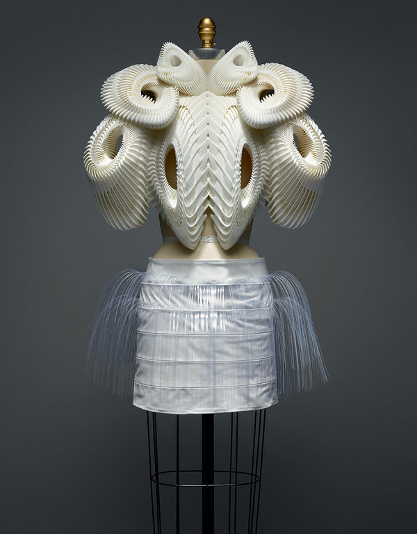 wystawa-w-nowojorskim-met-museum-manus-x-machina-fashion-in-an-age-of-technology-352421-GALLERY600-3cb7564