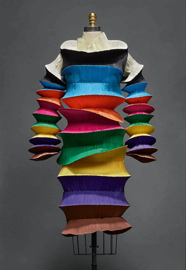 wystawa-w-nowojorskim-met-museum-manus-x-machina-fashion-in-an-age-of-technology-352423-GALLERY600-e501603