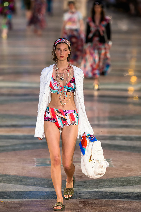 pokaz-kolekcji-chanel-resort-2017-w-hawanie-352753-GALLERY600-0649737