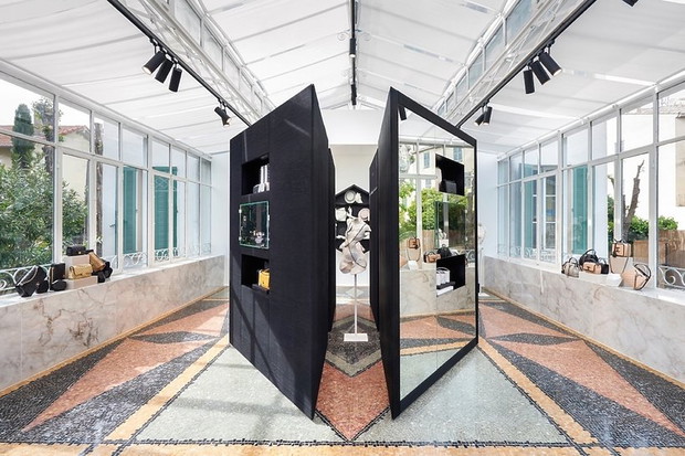 chanel-pop-up-store-w-saint-tropez-354784-GALLERYBIG-32322b2
