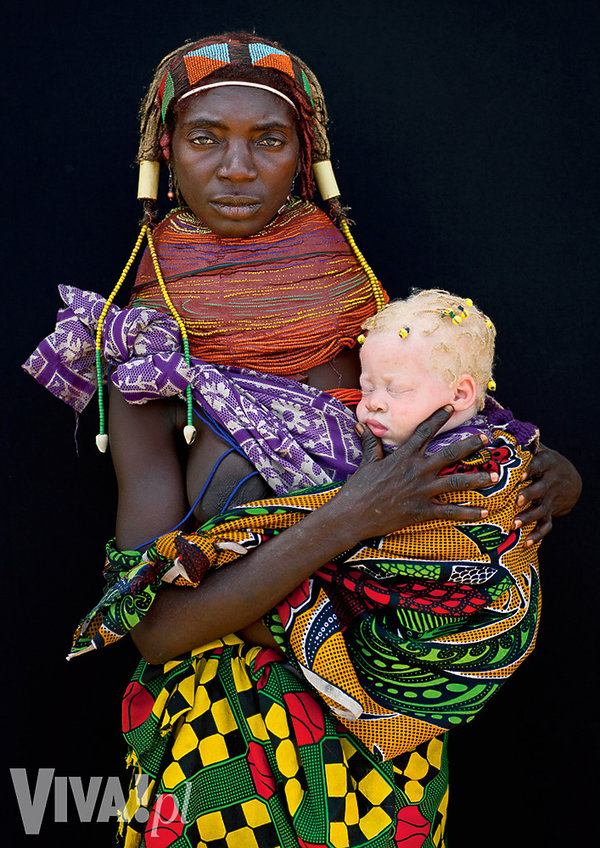angola-mama-z-plemienia-mwila-ze-swoim-dzieckiem-albinosem-355193-GALLERY600-ab5f8a7