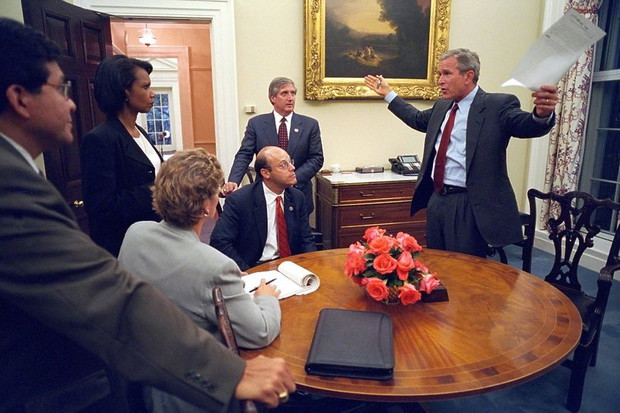 george-w-bush-przygotowuje-sie-do-wygloszenia-przemowienia-do-narodu-wieczorem-11-wrzesnia-2001-r-358243-GALLERYBIG-4d94f76