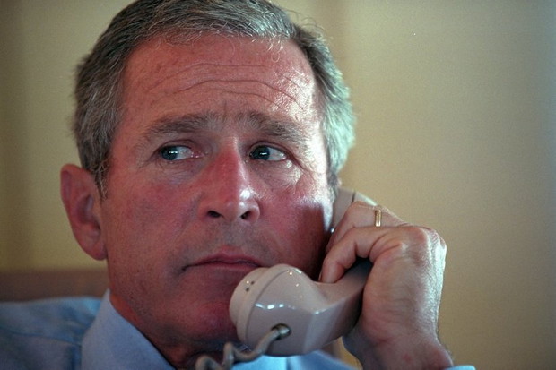 george-w-bush-rozmawia-ze-swoim-personelem-z-biura-na-pokladzie-air-force-one-11-wrzesnia-2001-roku-358249-GALLERYBIG-526a2a7
