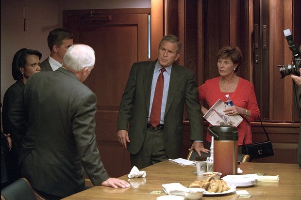 george-w-bush-z-laura-bush-dickiem-cheneyem-i-condoleezza-rice-358241-GALLERYBIG-cdc54f3